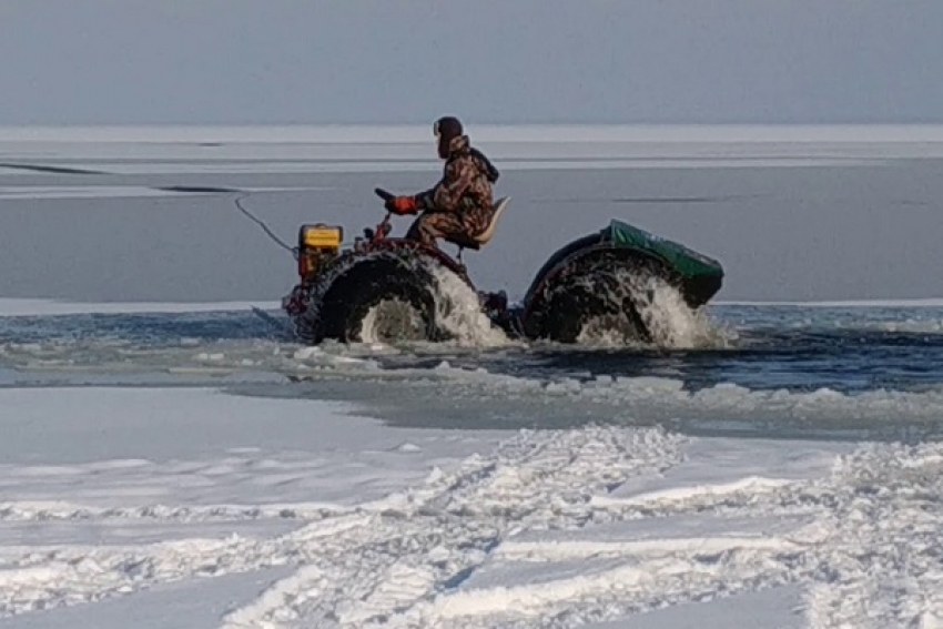 В воскресенье очередной рыбак провалился под лед в Северодвинске